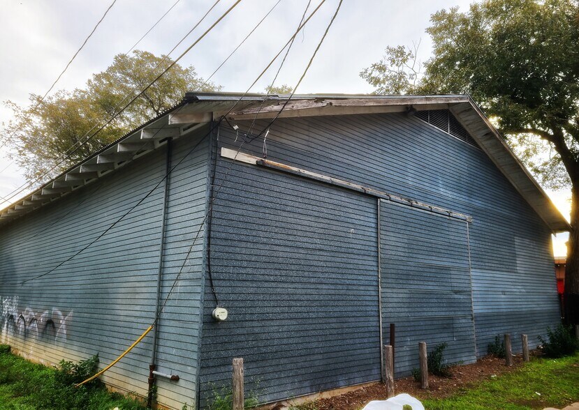 Primary Photo Of 105 N Sheppard St, Round Rock Restaurant For Sale