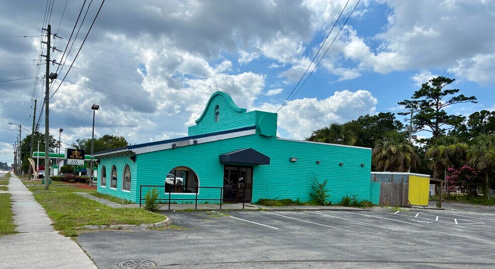 Primary Photo Of 4023 Market St, Wilmington Restaurant For Sale
