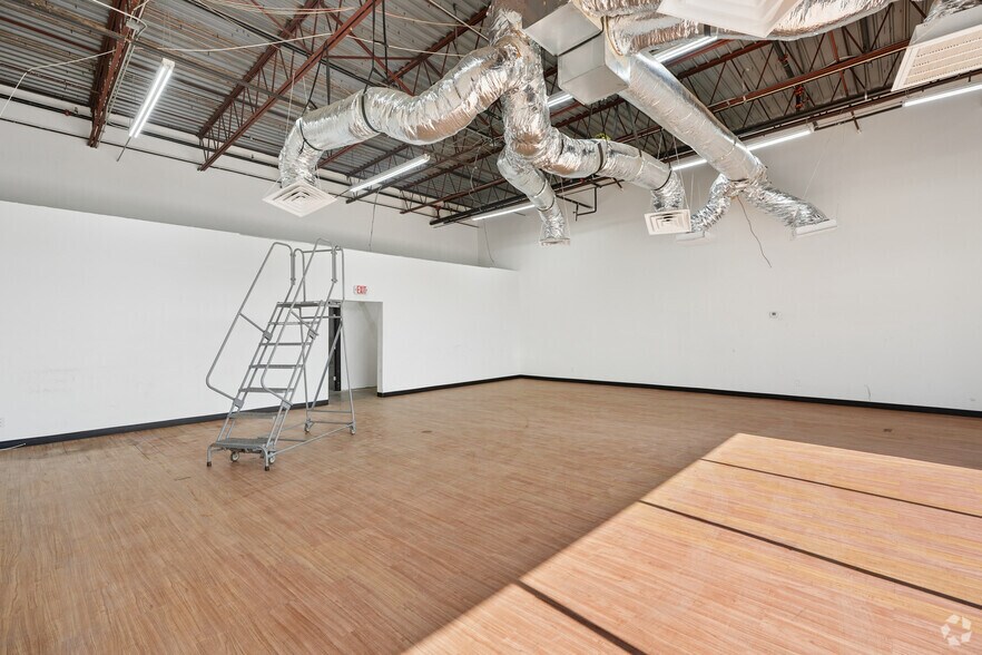 More Photos Of 1400 Summit Ave, Plano Showroom For Lease