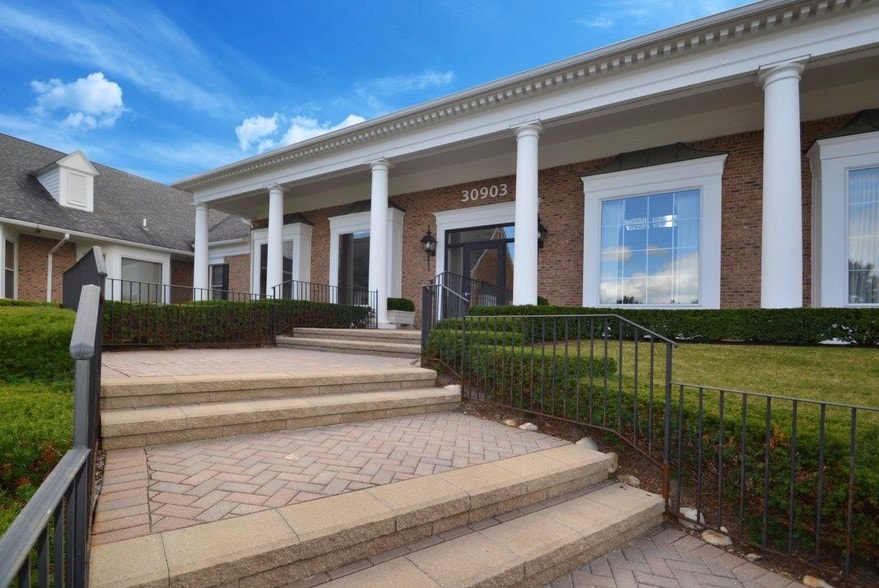 More Photos Of 30903 Northwestern Hwy, Farmington Hills Office For Lease