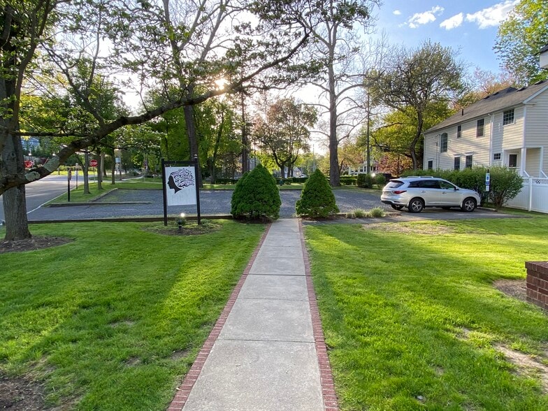 More Photos Of 27 Mine Mount Rd, Bernardsville Freestanding For Lease