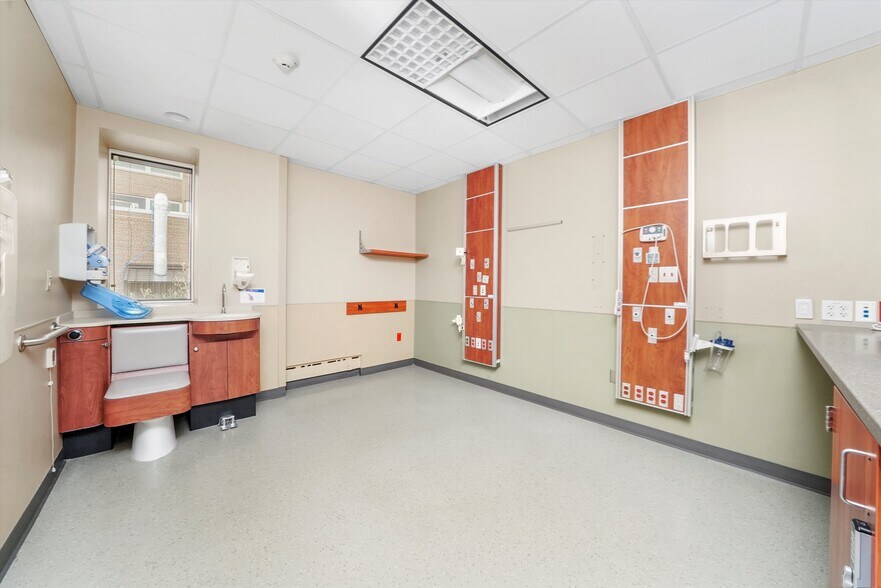 More Photos Of 2400 N Rockton Ave, Rockford Hospital For Lease