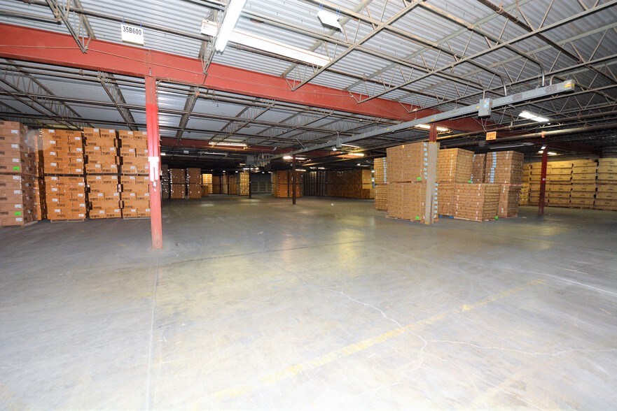 More Photos Of 213 W 1st St, Huntingburg Warehouse For Lease