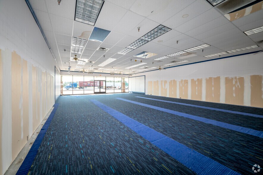 More Photos Of 301 Market Dr, Emporia Supermarket For Lease