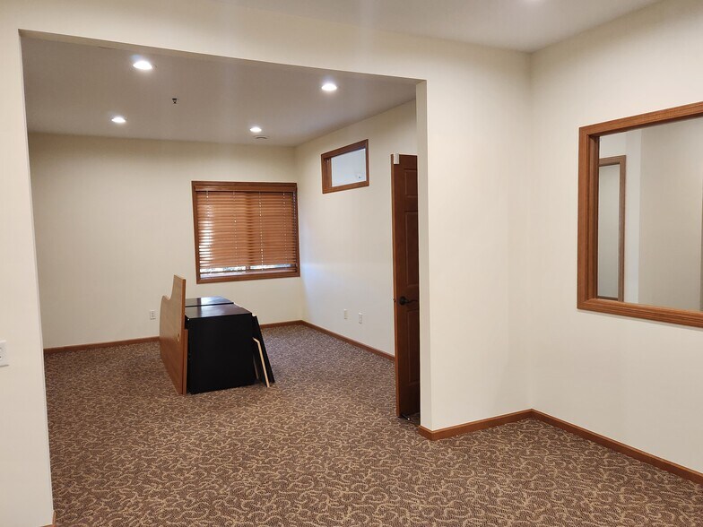 More Photos Of 10523-10527 W 165th St, Lakeville Office For Sale