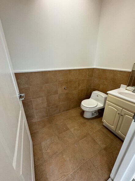 More Photos Of 3 Whale Sq, Brooklyn Warehouse For Lease