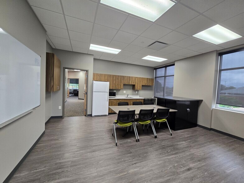 More Photos Of 1595 W Lake Lansing Rd, East Lansing Storefront For Lease