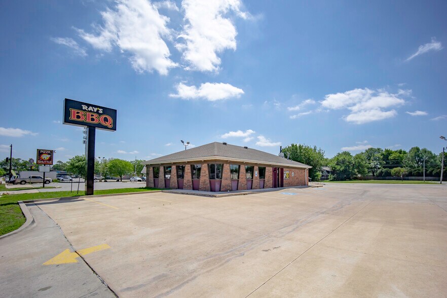 More Photos Of 1514 W Lindsey St, Norman Restaurant For Lease