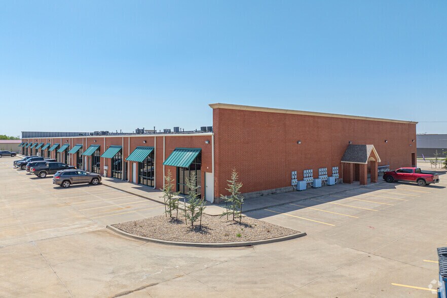More Photos Of 1700-1704 S Broadway St, Moore General Retail For Lease