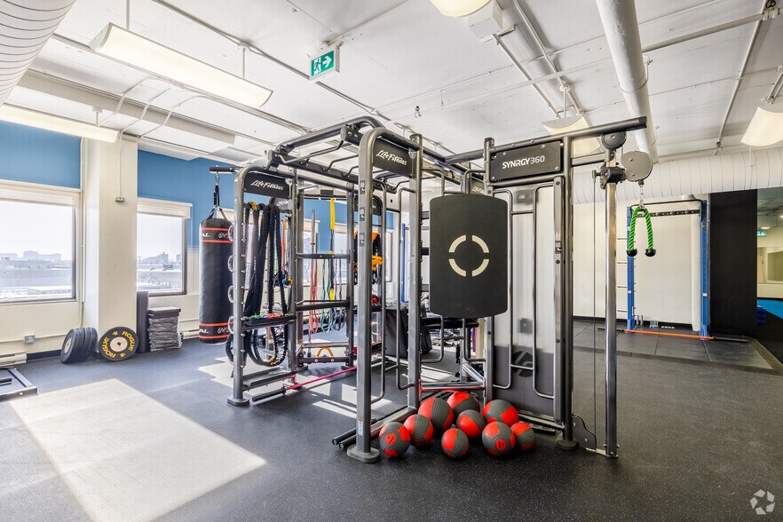 More Photos Of 555 Rue Chabanel O, Montréal Office For Sale