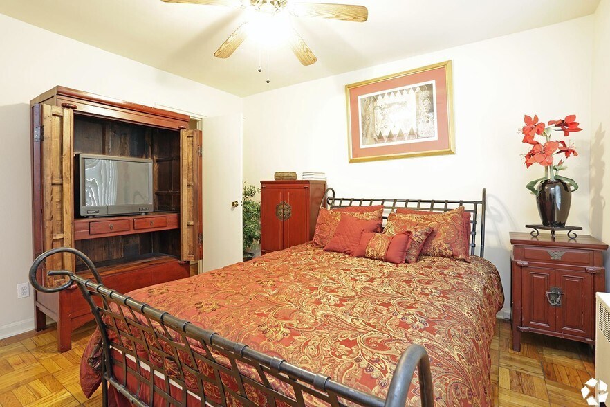 More Photos Of 3301 Chillum Rd, Mount Rainier Apartments For Sale