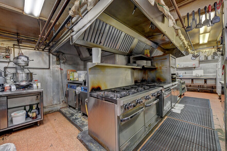 More Photos Of 650 N Main St, Sheffield Restaurant For Sale