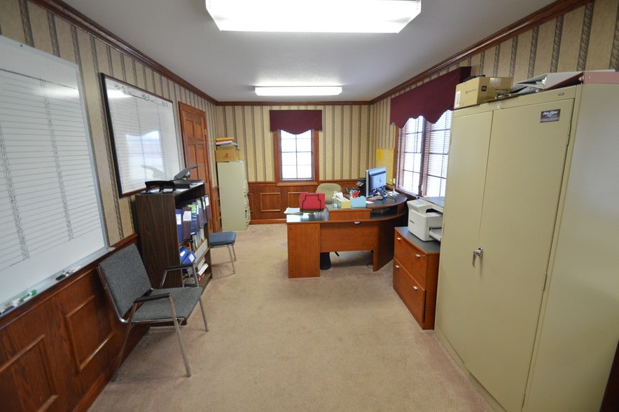 More Photos Of 10314 Main St, New Middletown Flex For Lease