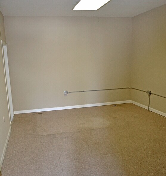 More Photos Of 1830 E B St, Belleville General Retail For Lease