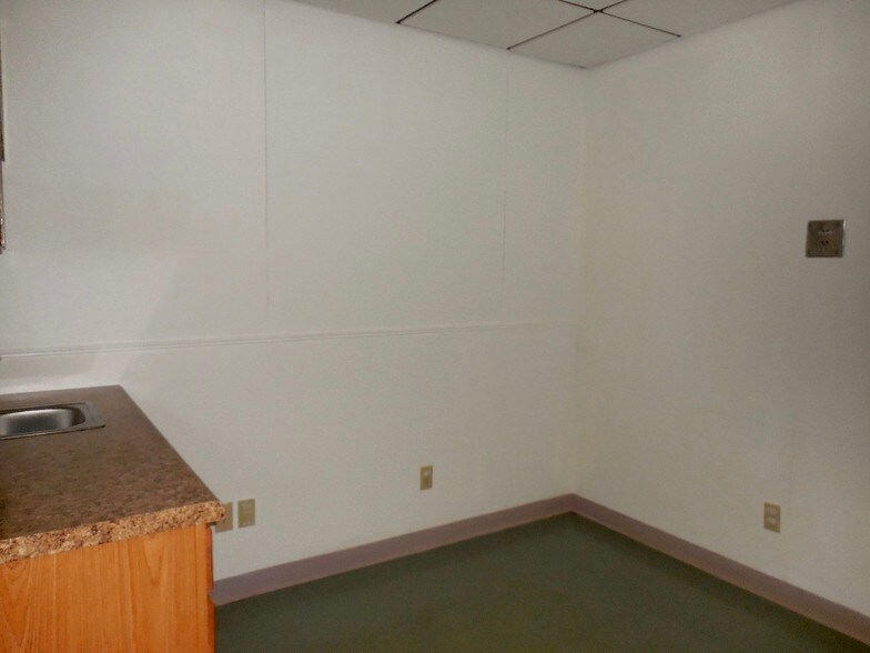 More Photos Of 905 N Macomb St, Monroe Medical For Lease