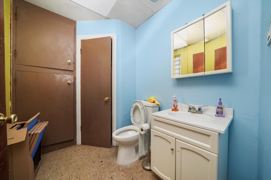 More Photos Of 2024 W 79th St, Chicago Medical For Sale