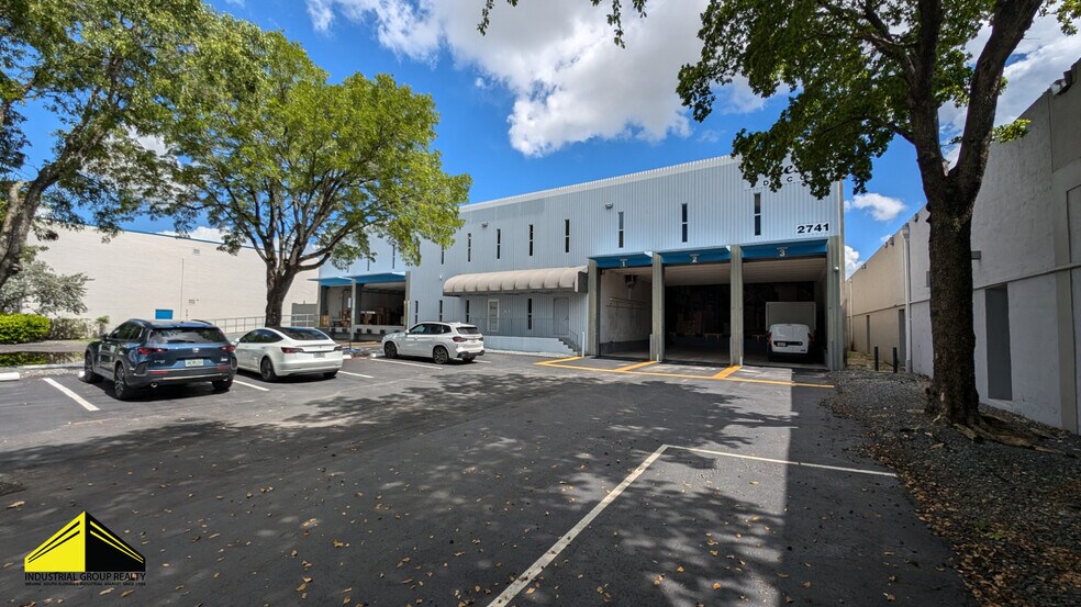 More Photos Of 2741 W 76th St, Hialeah Warehouse For Lease