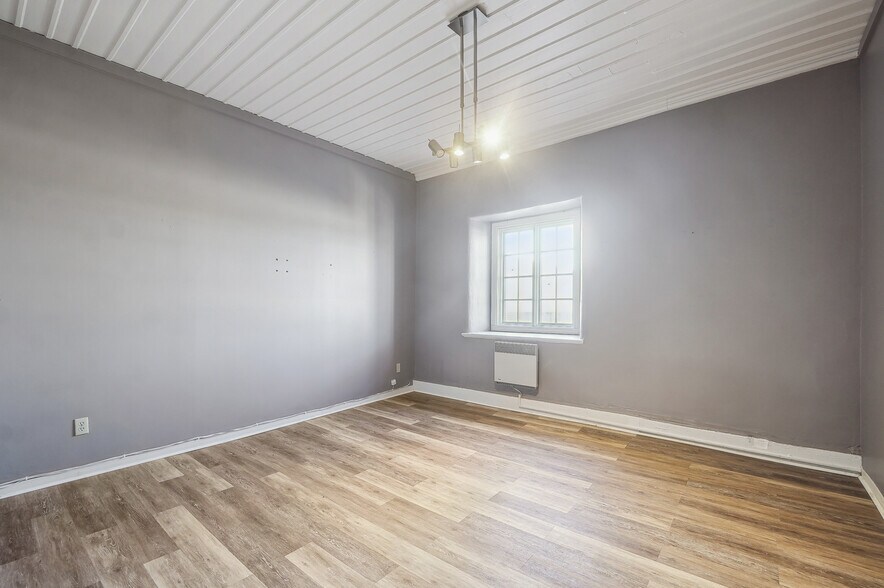 More Photos Of 32 Rue Saint-Charles, Longueuil Office For Lease