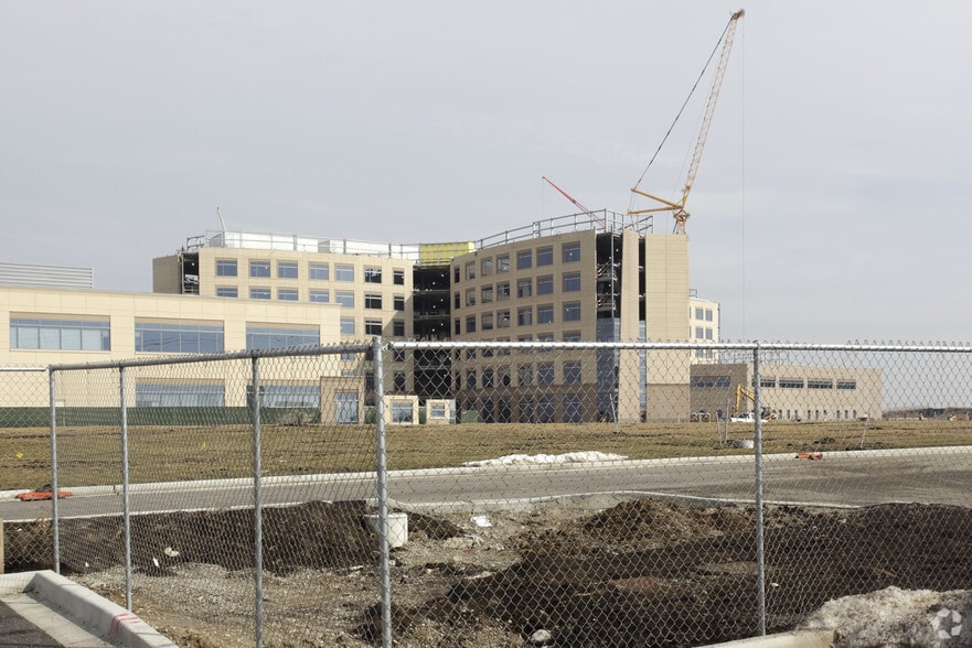 More Photos Of 1890 Silver Cross Blvd, New Lenox Office For Sale