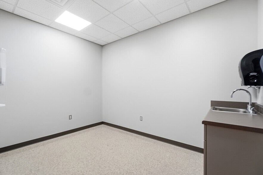 More Photos Of 375 N Eastown Rd, Lima Medical For Lease