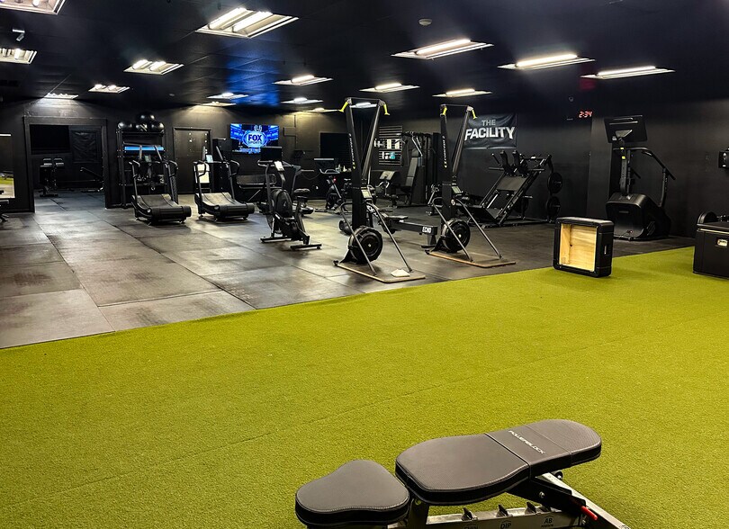More Photos Of 141 E Highway 246, Buellton Auto Dealership For Lease