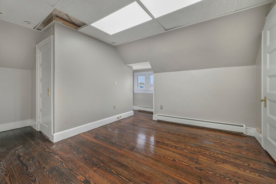 More Photos Of 295 Montgomery St, Bloomfield Office For Lease