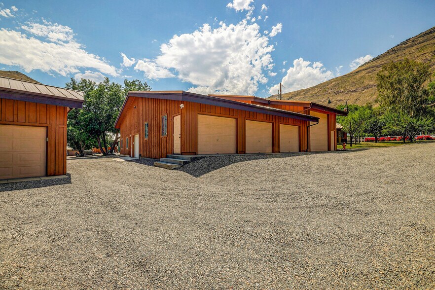 More Photos Of 420-422 Main Street St, Riggins Specialty For Sale