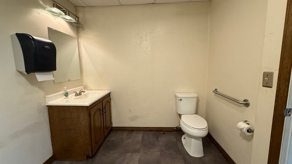 More Photos Of 1001 W Broadway St, Muskogee Medical For Sale