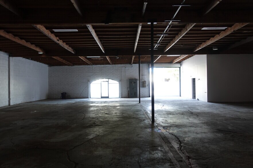 More Photos Of 18334 Eddy St, Northridge Warehouse For Sale