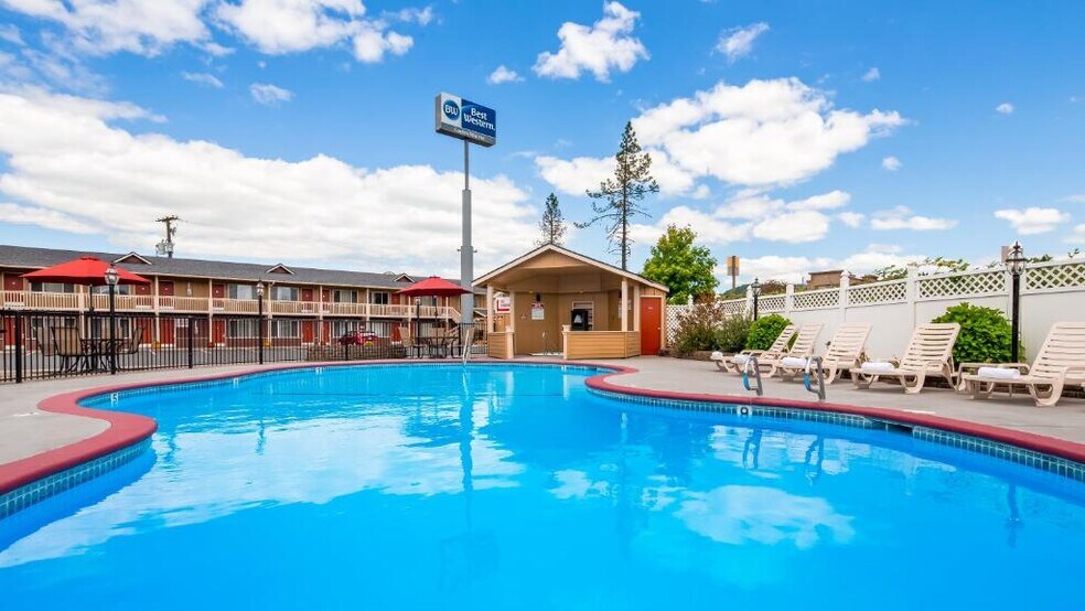More Photos Of 760 NW Garden Valley Blvd, Roseburg Hotel For Sale
