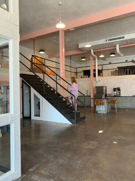 More Photos Of 633-635 W Davis St, Dallas Freestanding For Lease