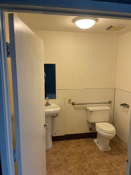 More Photos Of 1419-1439 Crowell St, Livingston Freestanding For Lease