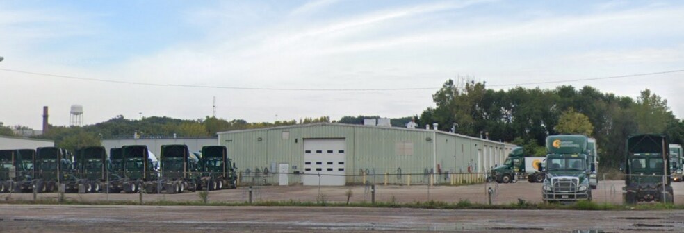 More Photos Of 2925 Morton Dr, East Moline Distribution For Sale