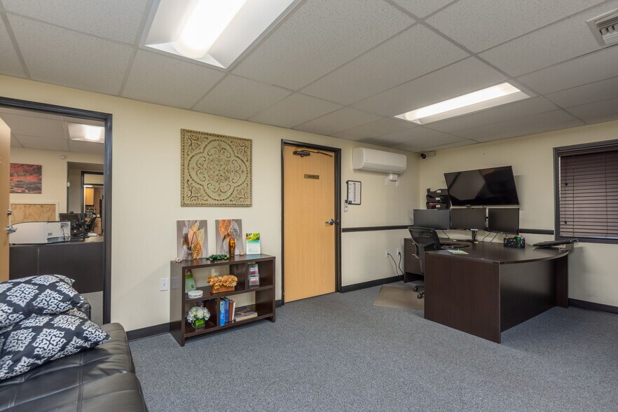 More Photos Of 7131-7133 Darby Ave, Reseda Office For Sale