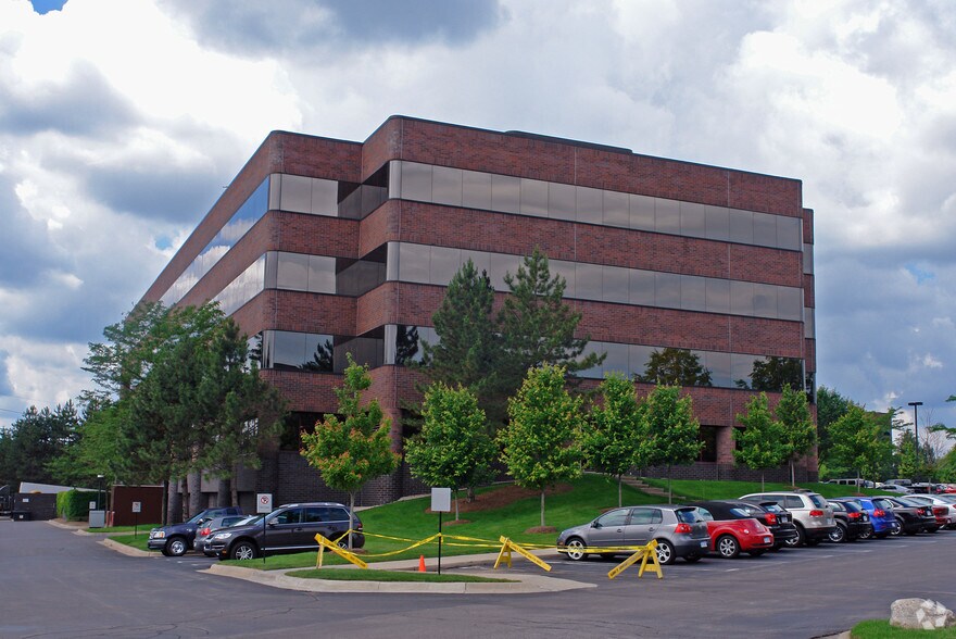 More Photos Of 3800 Hamlin Rd, Auburn Hills Office For Lease