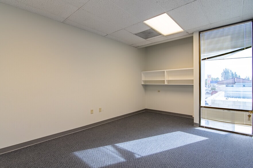 More Photos Of 5405 Stockdale Hwy, Bakersfield Office For Lease