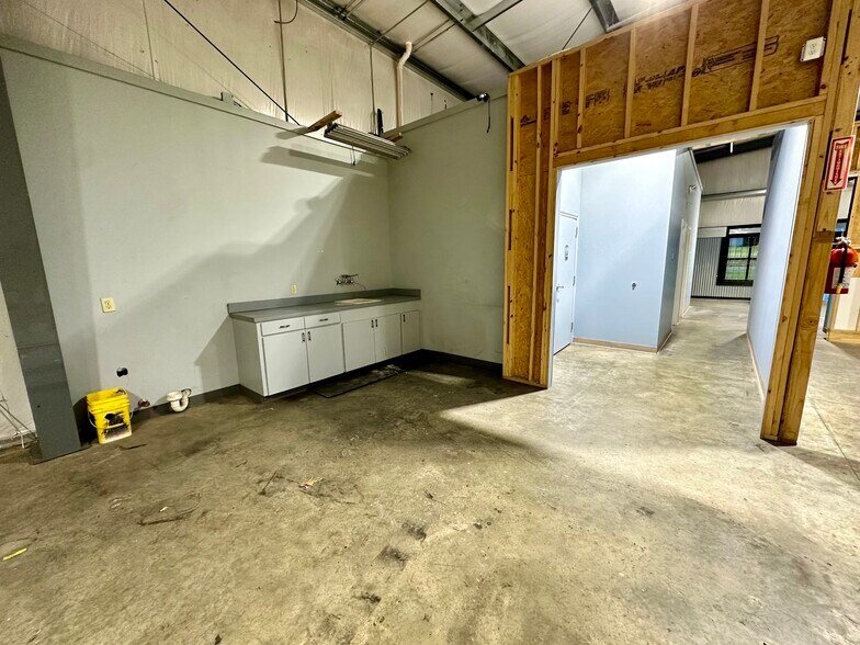 More Photos Of 3710 Jefferson Ave, Texarkana Flex For Lease