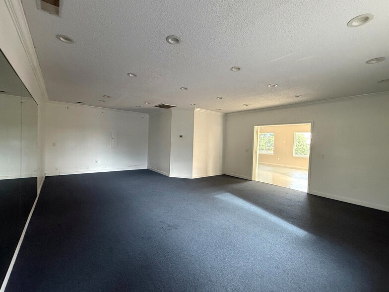 More Photos Of 117 Park Rd, Lexington Showroom For Sale