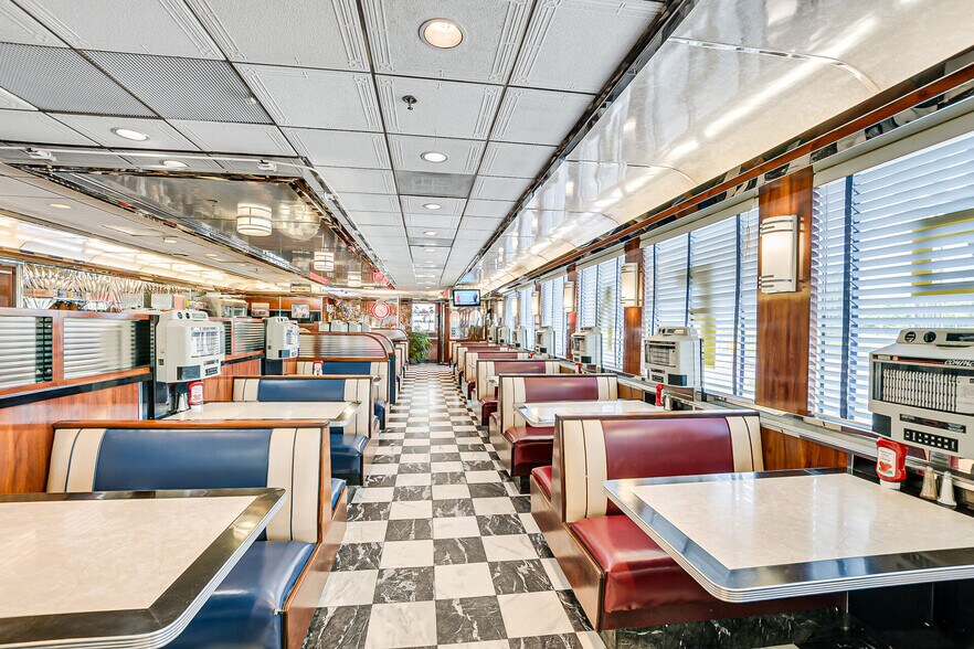 More Photos Of 1475 US Highway 1, Edison Restaurant For Lease