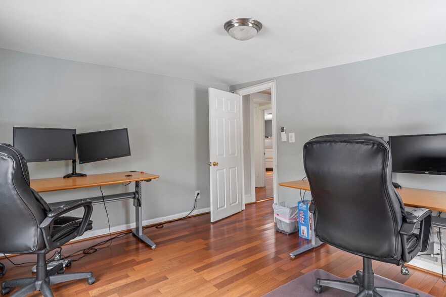 More Photos Of 4235 Chain Bridge Rd, Fairfax Office For Sale