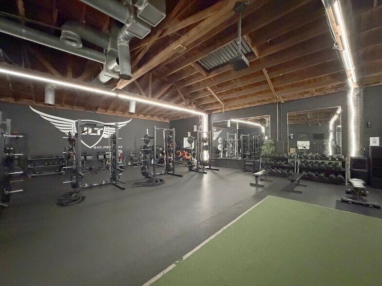 More Photos Of 6610 Lexington Ave, Los Angeles Warehouse For Lease