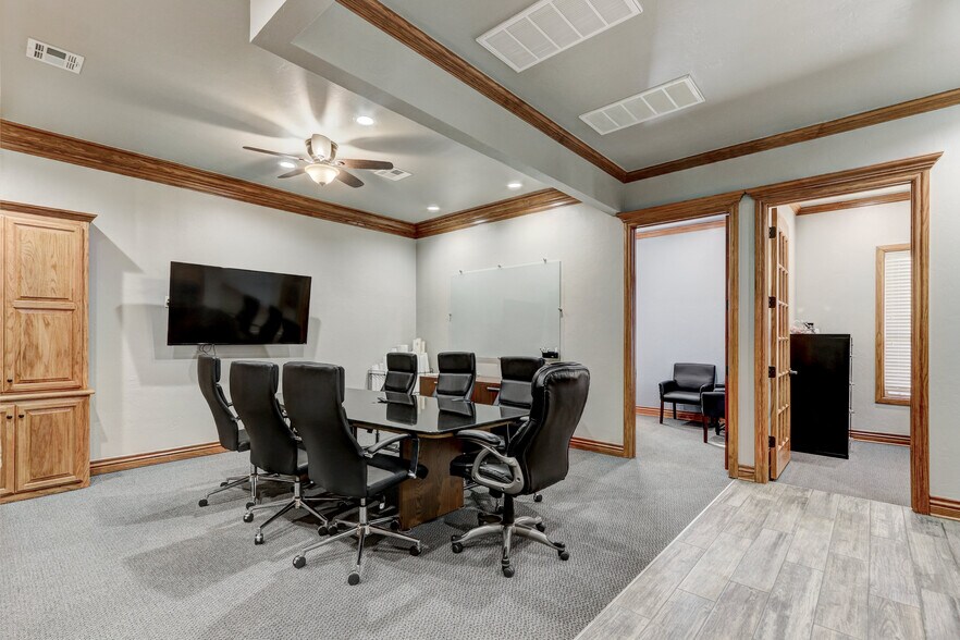 More Photos Of 901-909 Wall St, Norman Office For Sale
