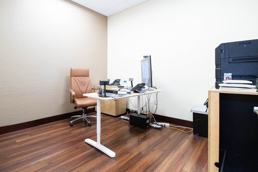 More Photos Of 8810 Commodity Cir, Orlando Showroom For Lease