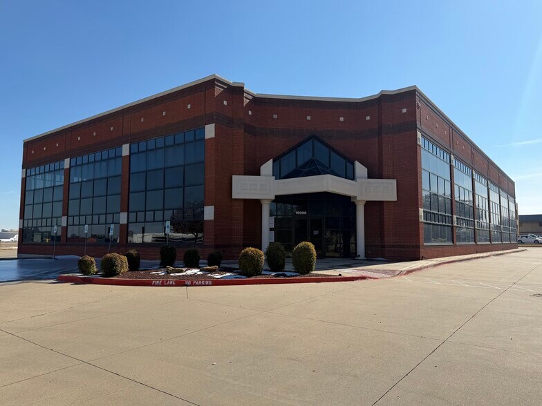 Primary Photo Of 15900 Dooley Rd, Addison Office For Lease