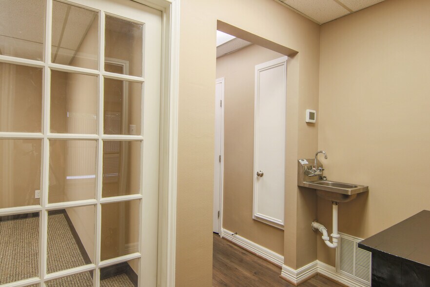 More Photos Of 3421 W Davis St, Conroe Medical For Lease