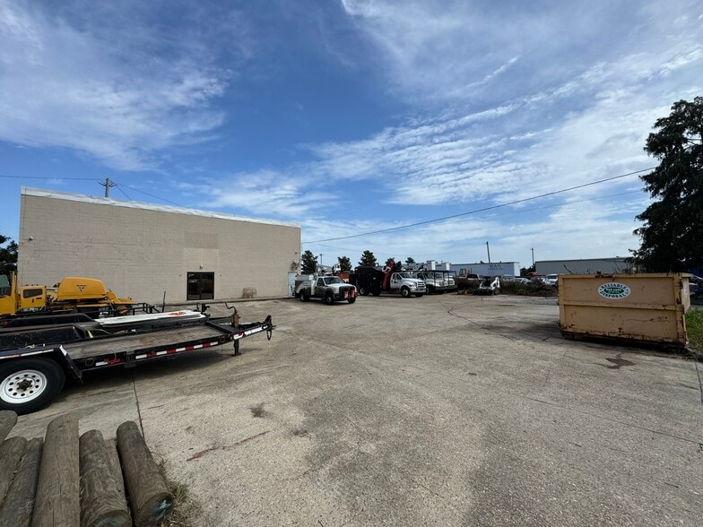 More Photos Of 96 W 27th St, Kenner Industrial For Sale