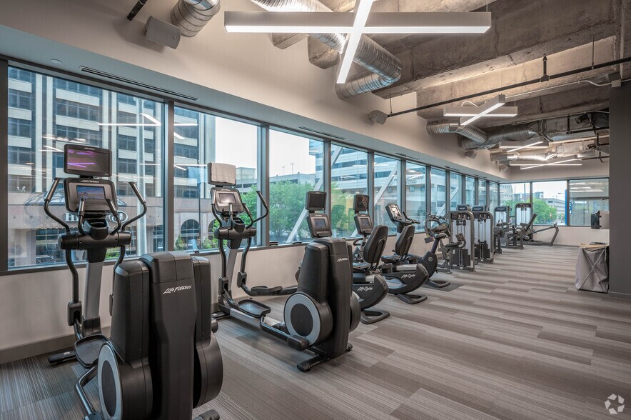 More Photos Of 10 W Market St, Indianapolis Office For Lease