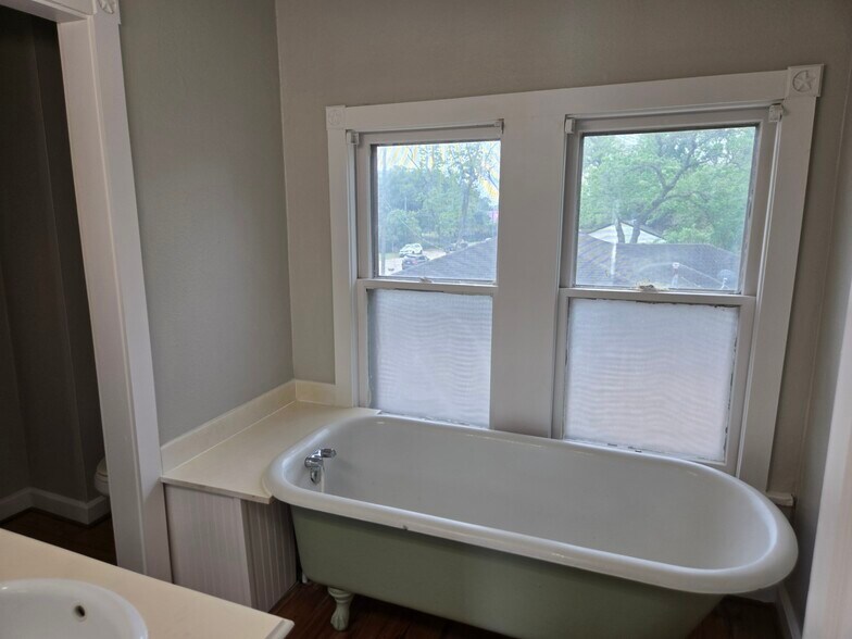 More Photos Of 1523 Avenue C, Katy Flex For Lease
