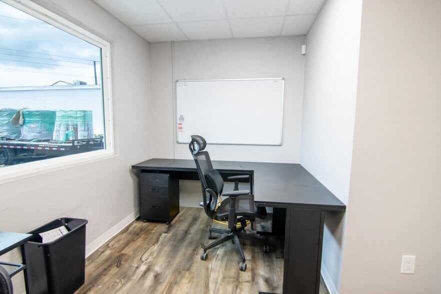 More Photos Of 3284 Morris St, Saint Petersburg Warehouse For Lease
