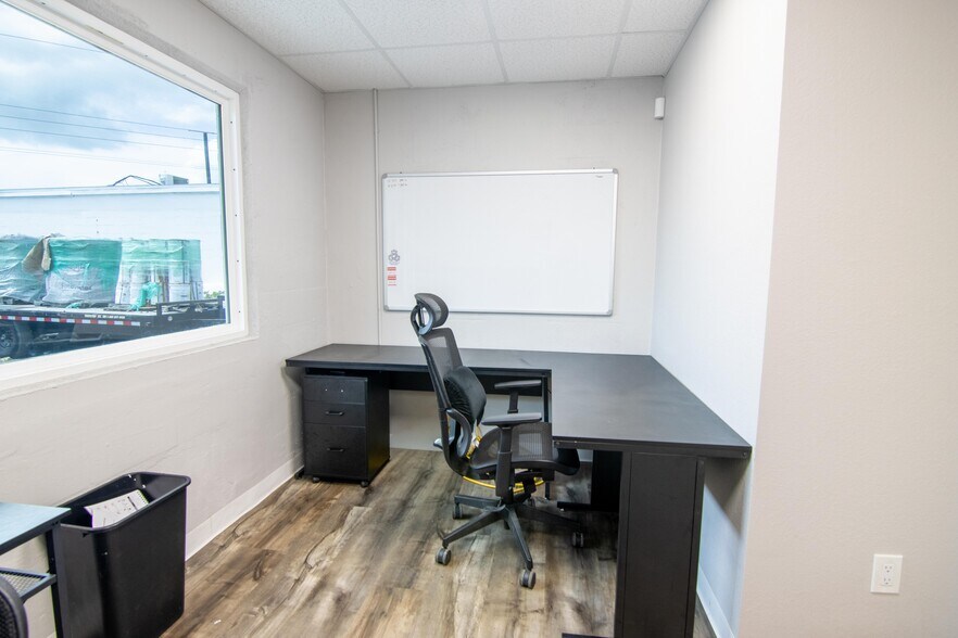 More Photos Of 3284 Morris St, Saint Petersburg Warehouse For Lease